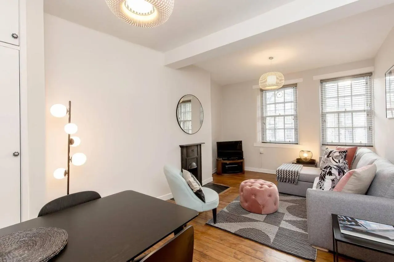 Altido Unique & Stylish Grassmarket Apt - Close To Castle Edimburgo
